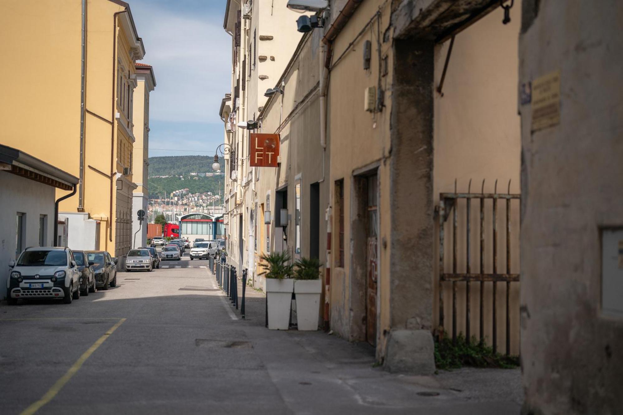 Elegante Appartamento In Marina Trieste Exterior photo