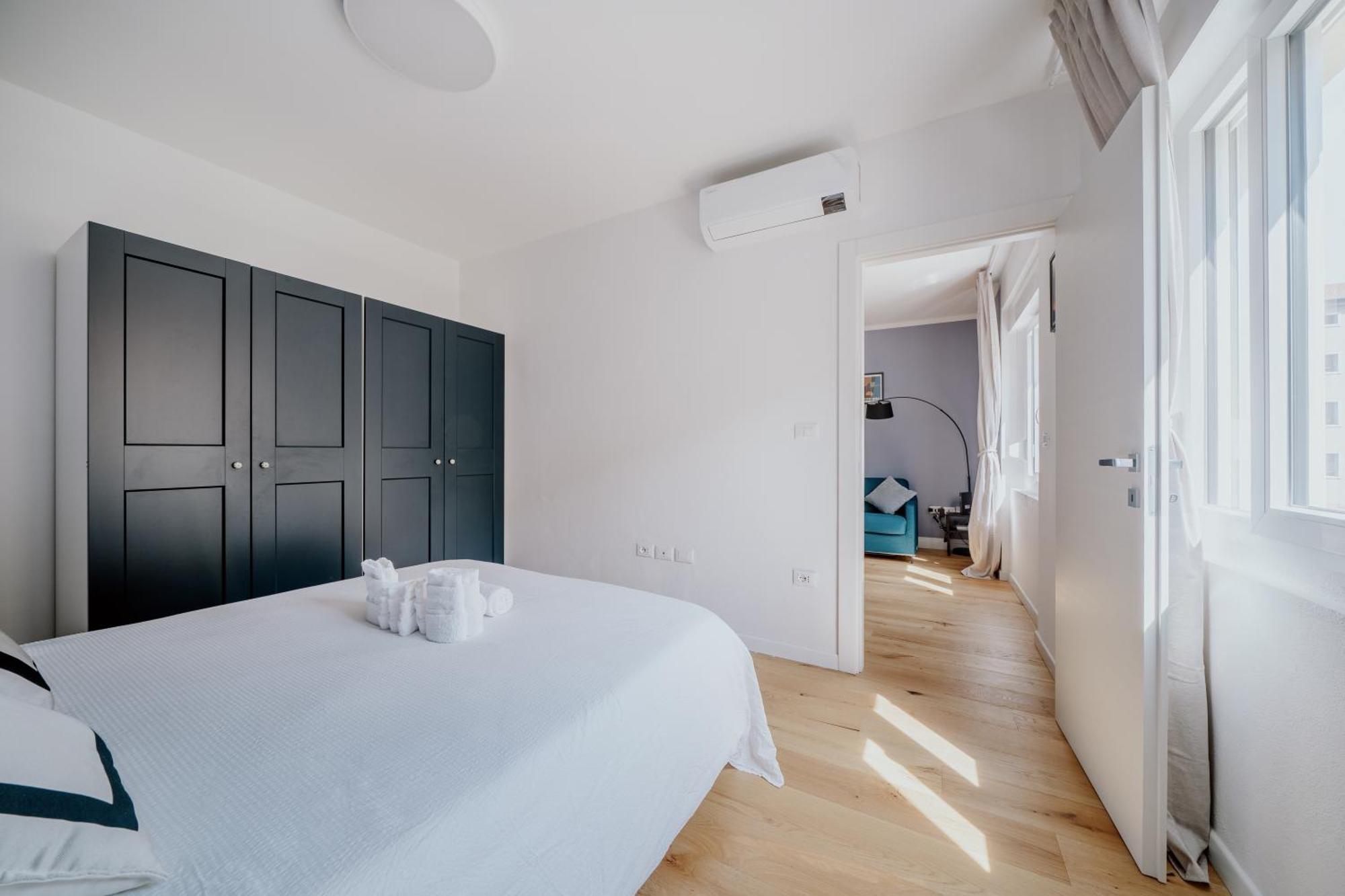 Elegante Appartamento In Marina Trieste Exterior photo